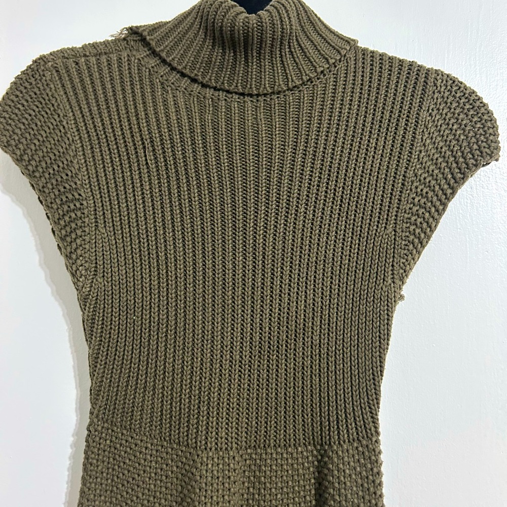 Women’s cap sleeved hunter green sweater